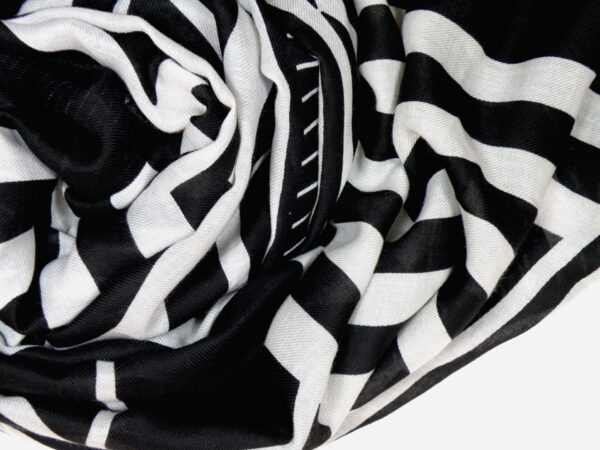 Schal Viskose schwarz weiß grafisches Muster