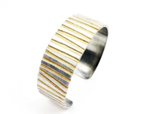 Armband scratched Aluminium mit goldenen Streifen 3