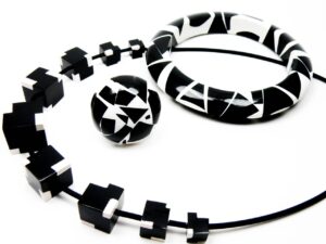 Halskette Harz CUBES schwarz weiss