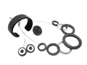 Kombination Halsette, Armband, Ohrringe u Ring Harz Horn grau