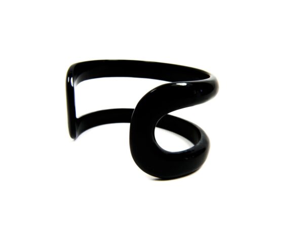 Armband Horn schwarz poliert ausgeschnitten