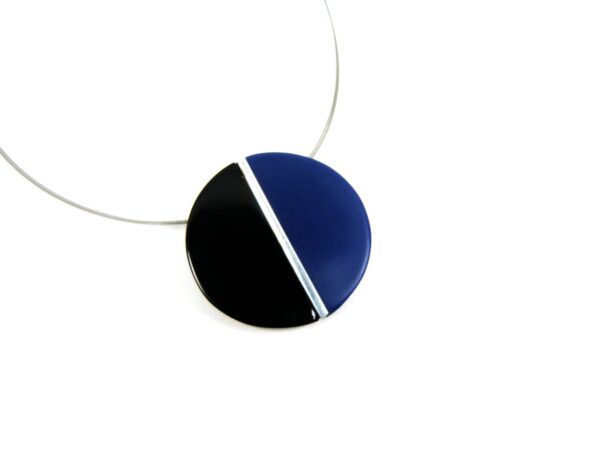 Halskette mit Anhänger Harz blau schwarz