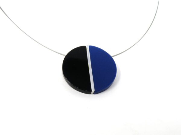 Halskette mit Anhänger Harz blau schwarz