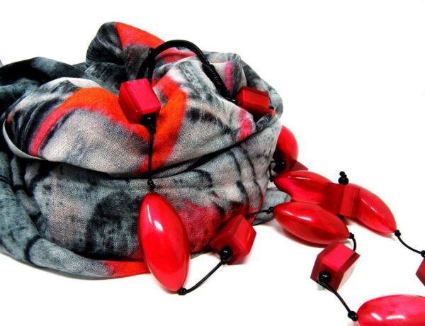 Kombinatin Schal Wolle abstrakt und Kette Horn rot